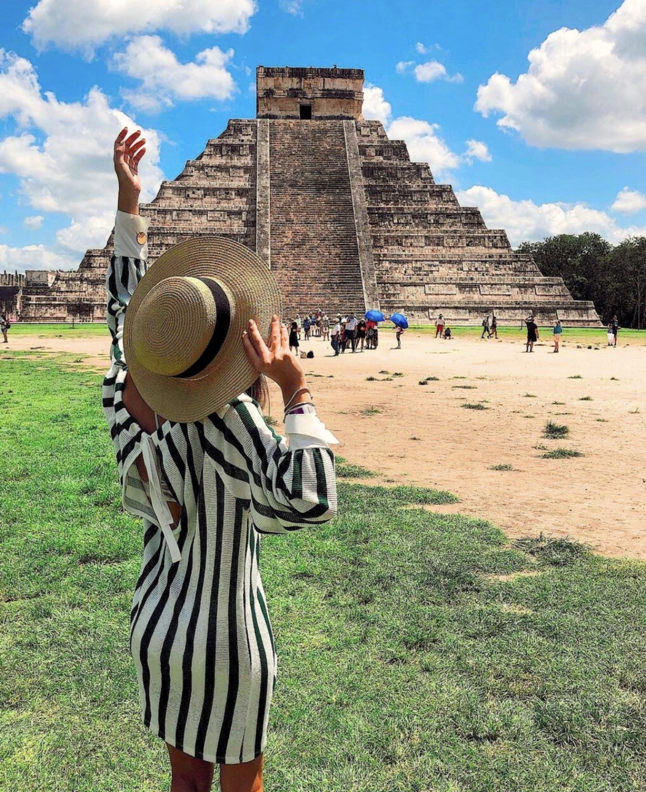 Chichén Itzá Tour + Round Transportation